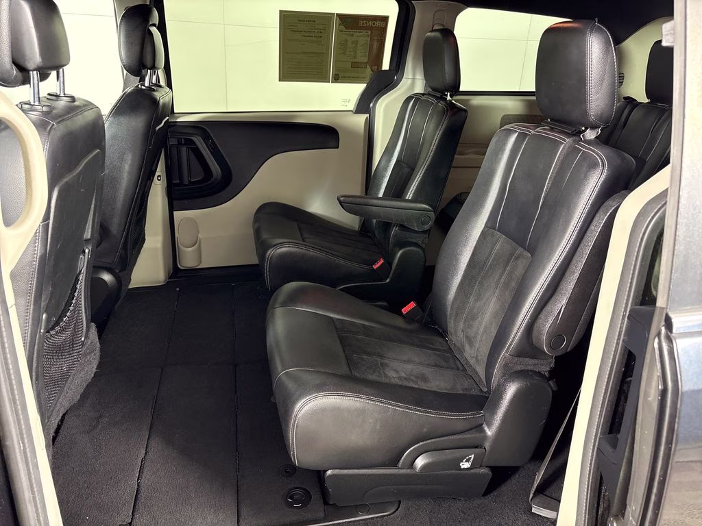 2017 Brilliant Black Crystal Pearlcoat Dodge Grand Caravan SXT FWD Van
