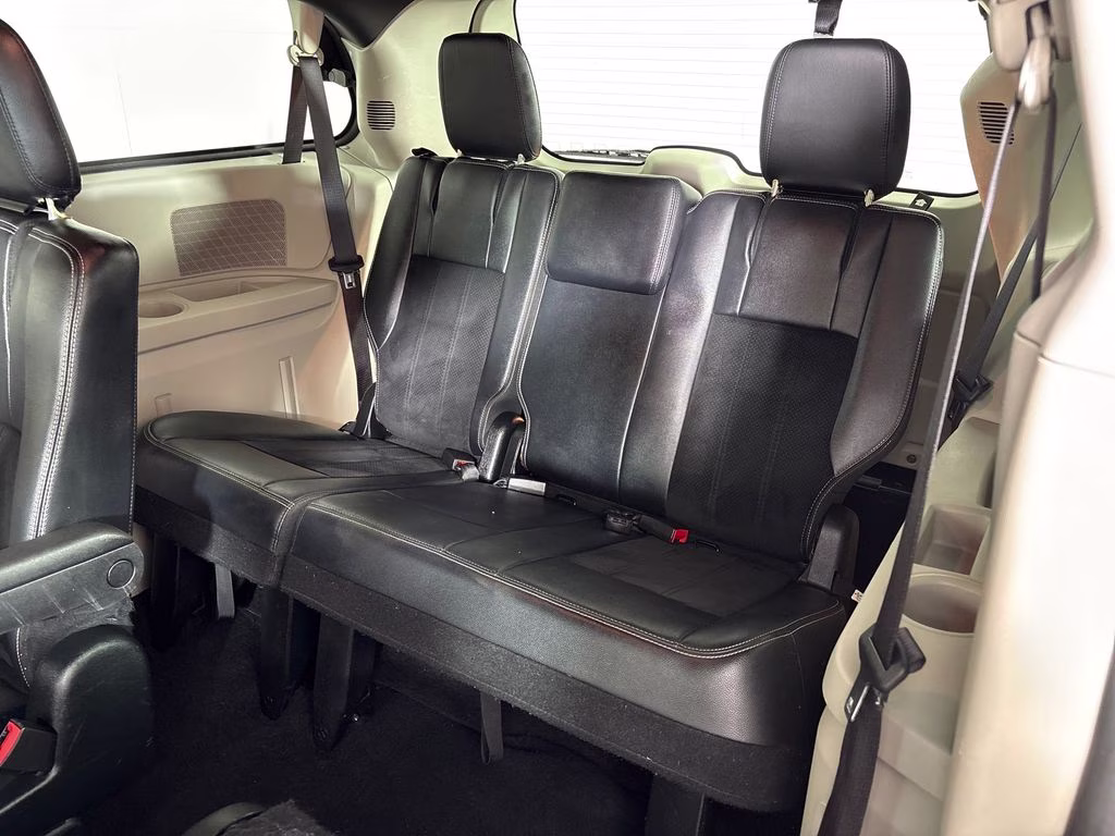 2017 Brilliant Black Crystal Pearlcoat Dodge Grand Caravan SXT FWD Van