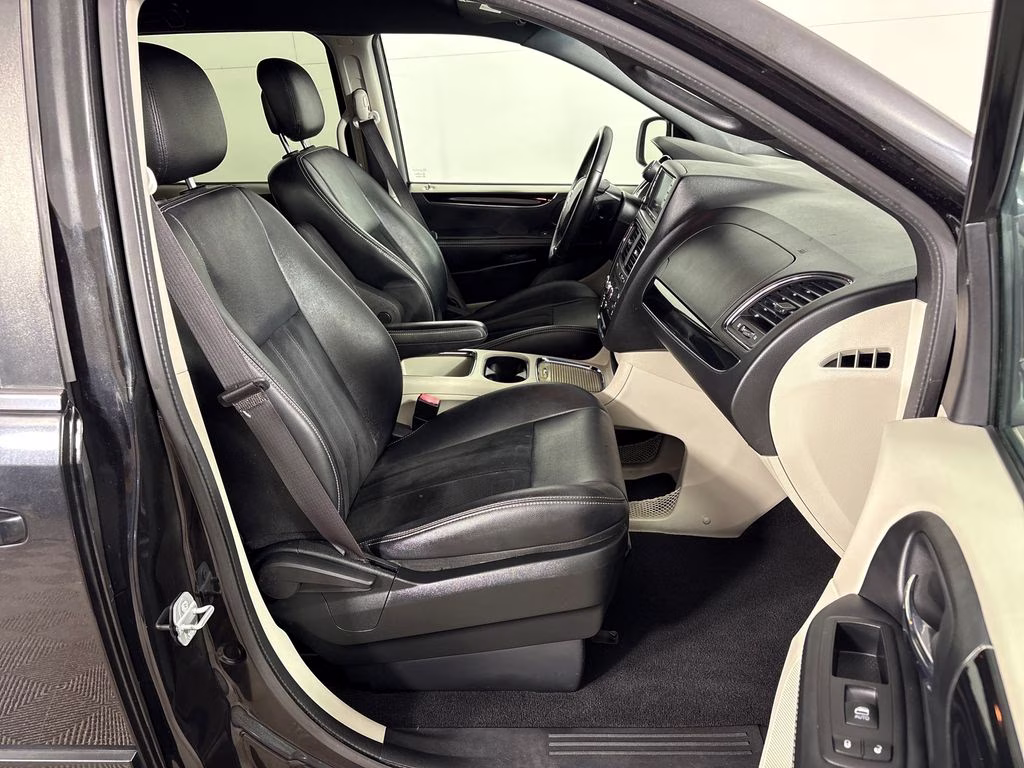 2017 Brilliant Black Crystal Pearlcoat Dodge Grand Caravan SXT FWD Van