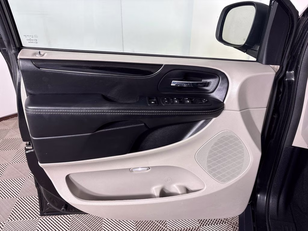 2017 Brilliant Black Crystal Pearlcoat Dodge Grand Caravan SXT FWD Van