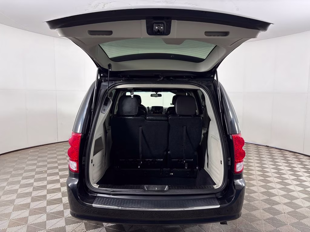 2017 Brilliant Black Crystal Pearlcoat Dodge Grand Caravan SXT FWD Van