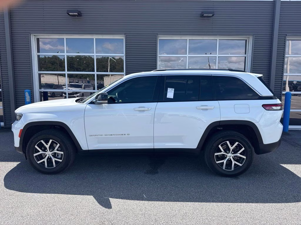 2024 Bright White Clearcoat Jeep Grand Cherokee Limited 4X4 SUV