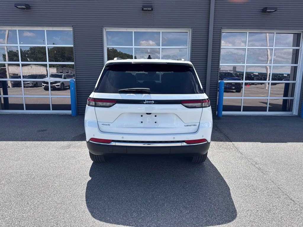 2024 Bright White Clearcoat Jeep Grand Cherokee Limited 4X4 SUV