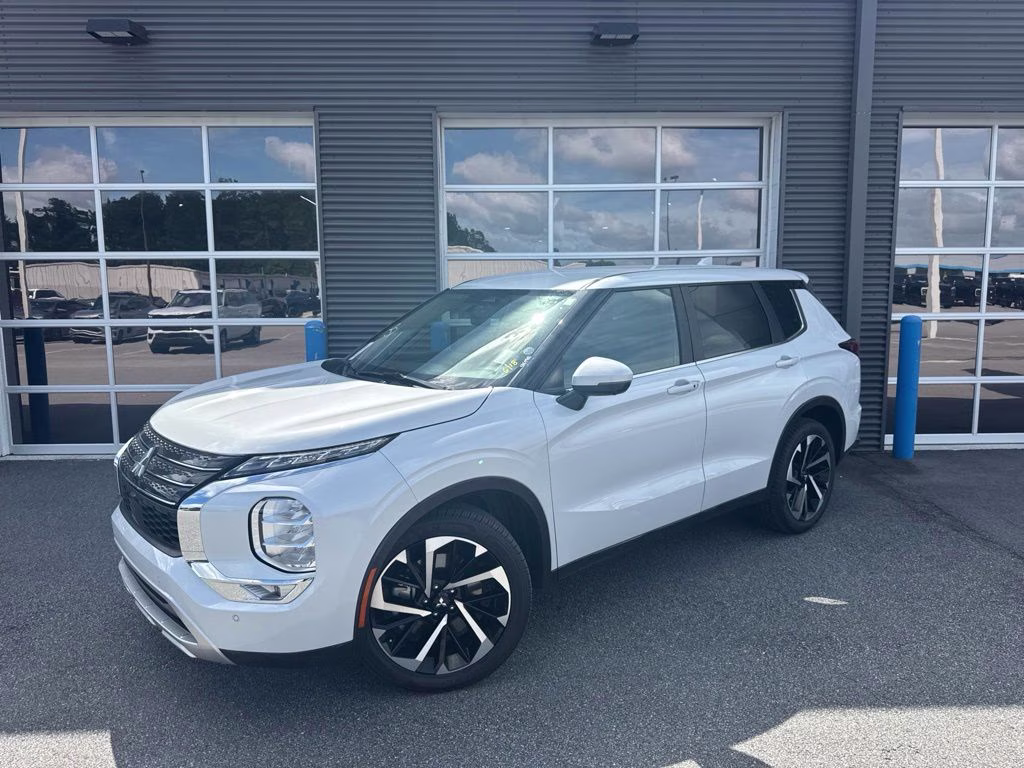 2023 White Diamond Mitsubishi Outlander SE FWD SUV