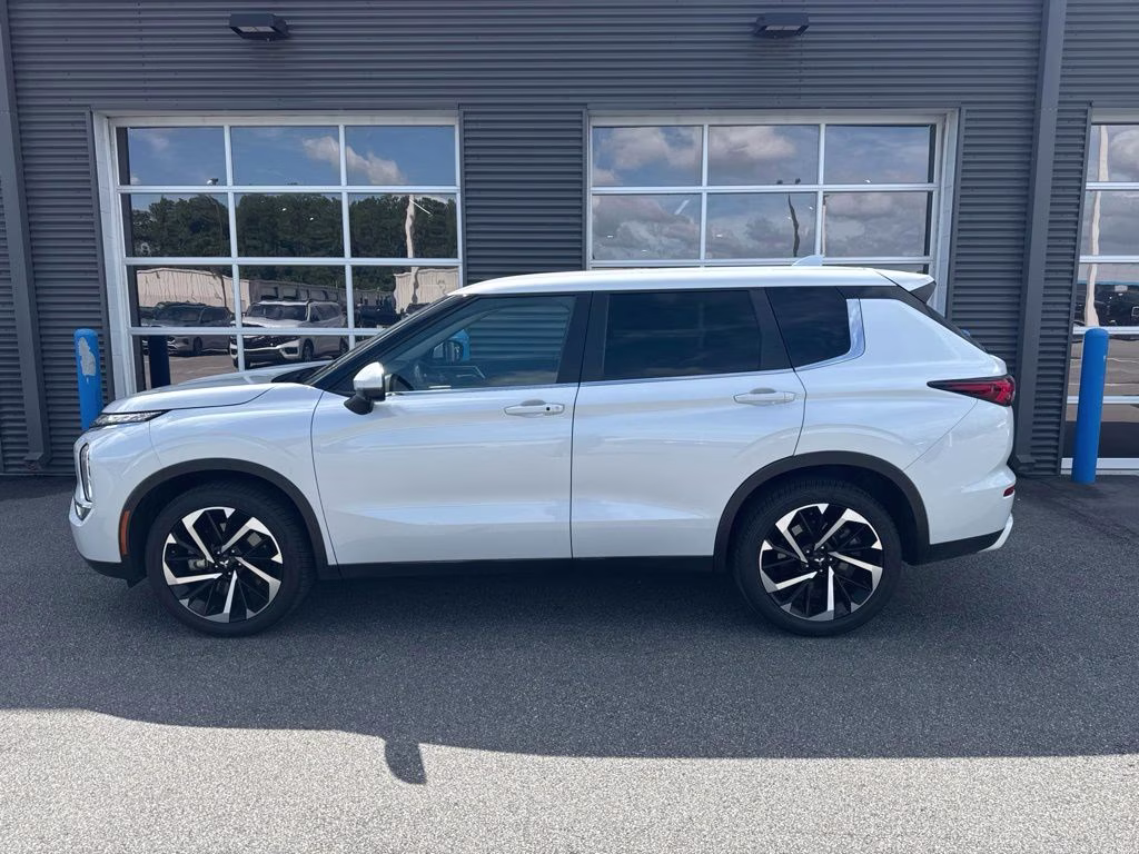 2023 White Diamond Mitsubishi Outlander SE FWD SUV