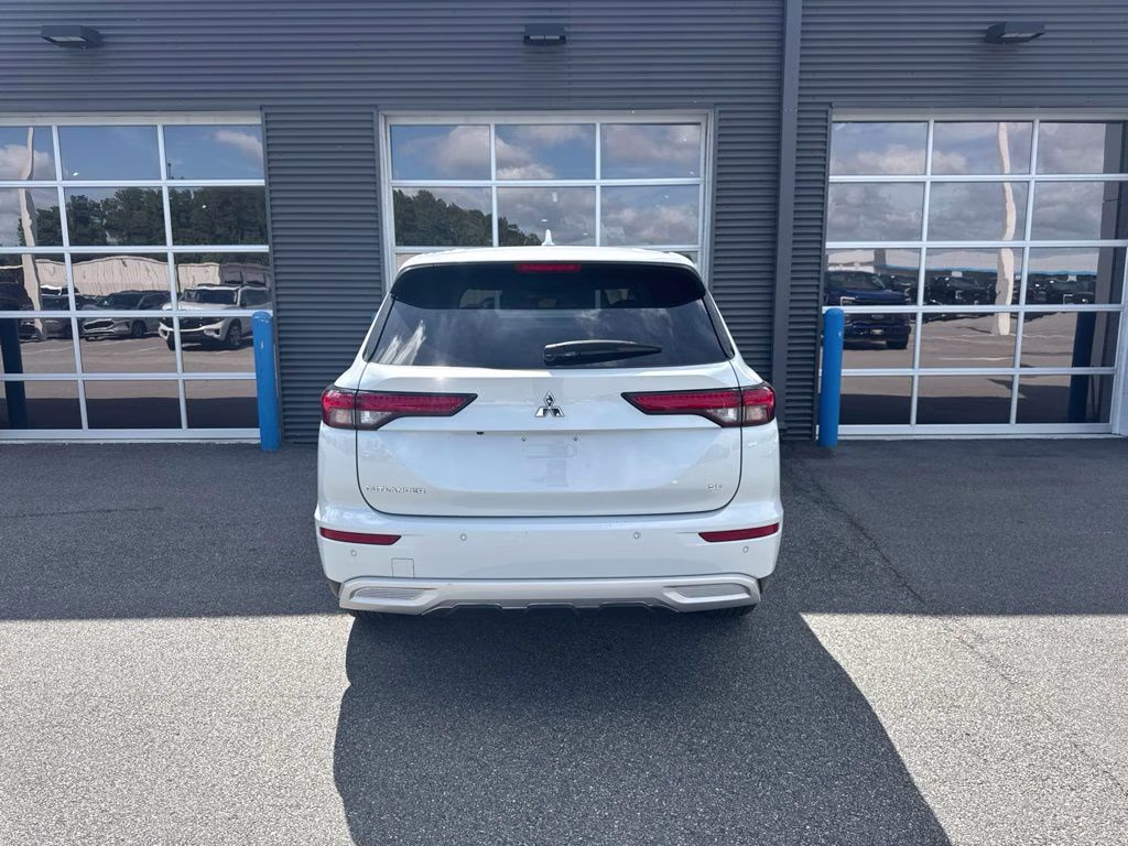 2023 White Diamond Mitsubishi Outlander SE FWD SUV