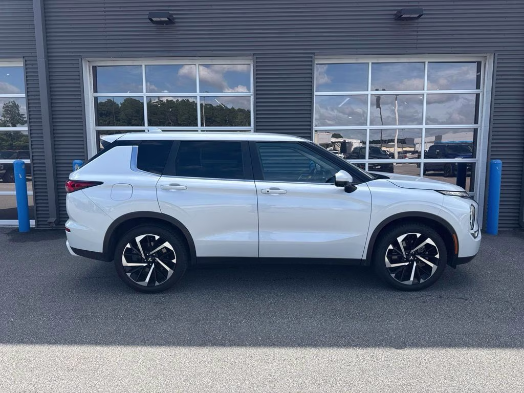 2023 White Diamond Mitsubishi Outlander SE FWD SUV