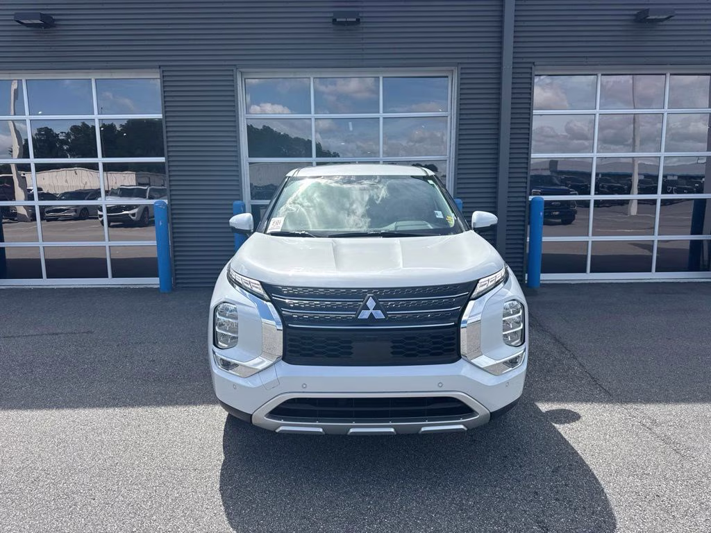 2023 White Diamond Mitsubishi Outlander SE FWD SUV