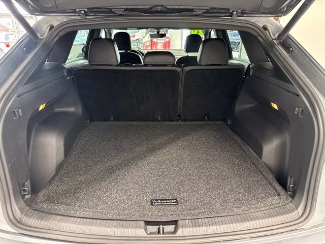 2020 Platinum Gray Metallic Volkswagen Atlas Cross Sport 3.6L V6 SE w/Technology R-Line AWD SUV