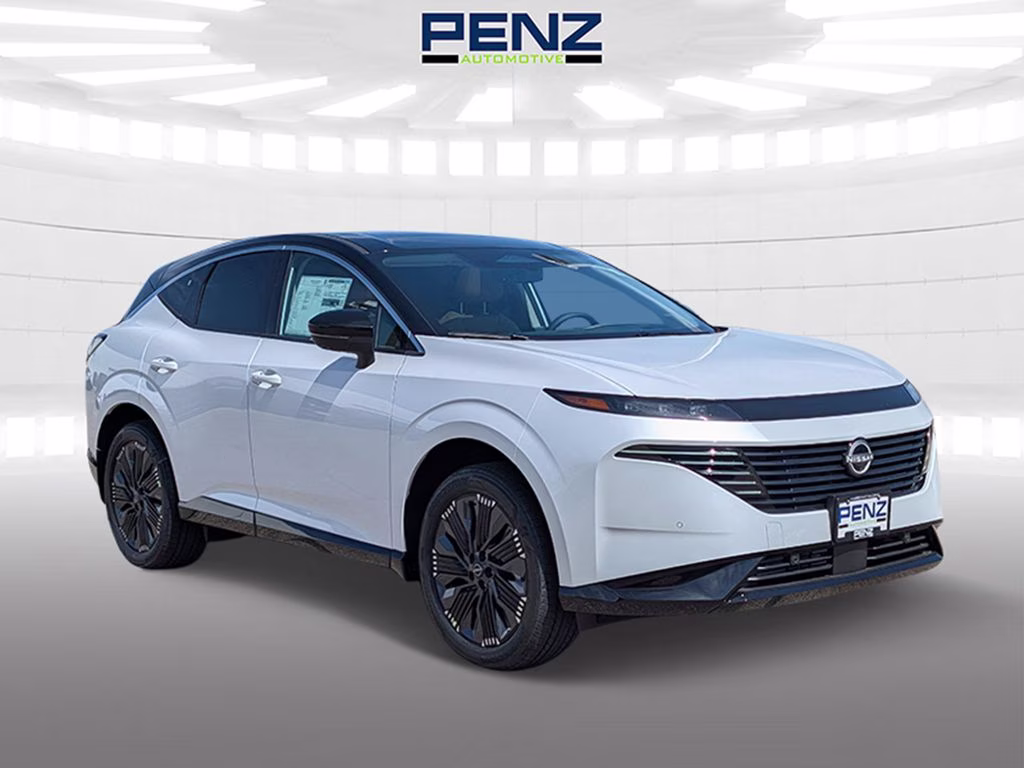 2026 Everest White Pearl/Black Nissan Murano Platinum AWD SUV