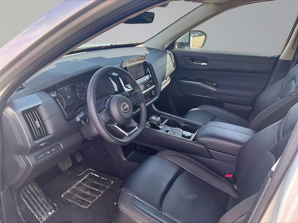 2024 Brilliant Silver Metallic Nissan Pathfinder SL 4X4 SUV