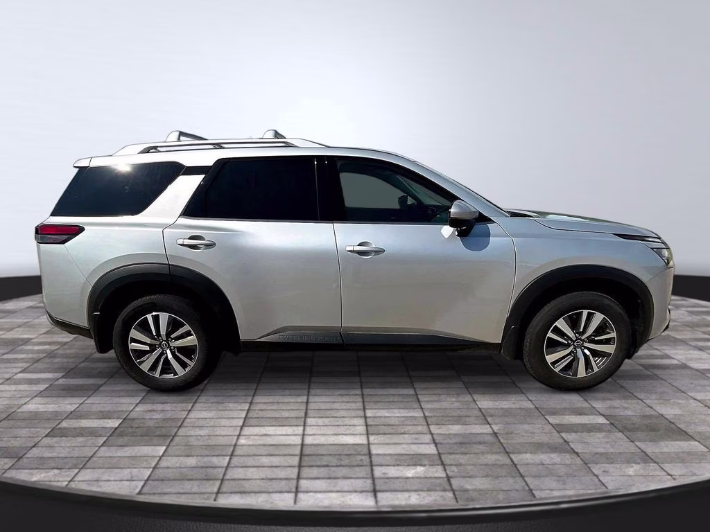 2024 Brilliant Silver Metallic Nissan Pathfinder SL 4X4 SUV