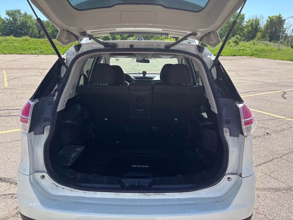 2016 Pearl White Nissan Rogue SV AWD SUV