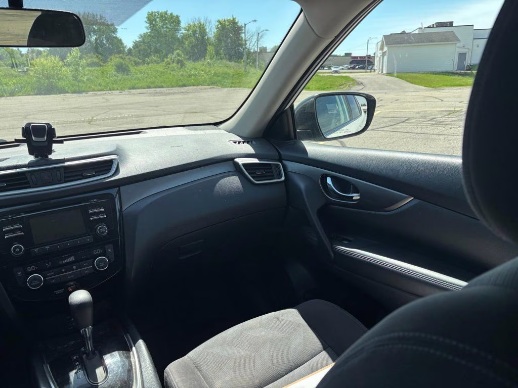 2016 Pearl White Nissan Rogue SV AWD SUV