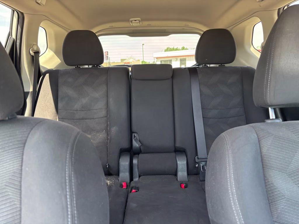 2016 Pearl White Nissan Rogue SV AWD SUV