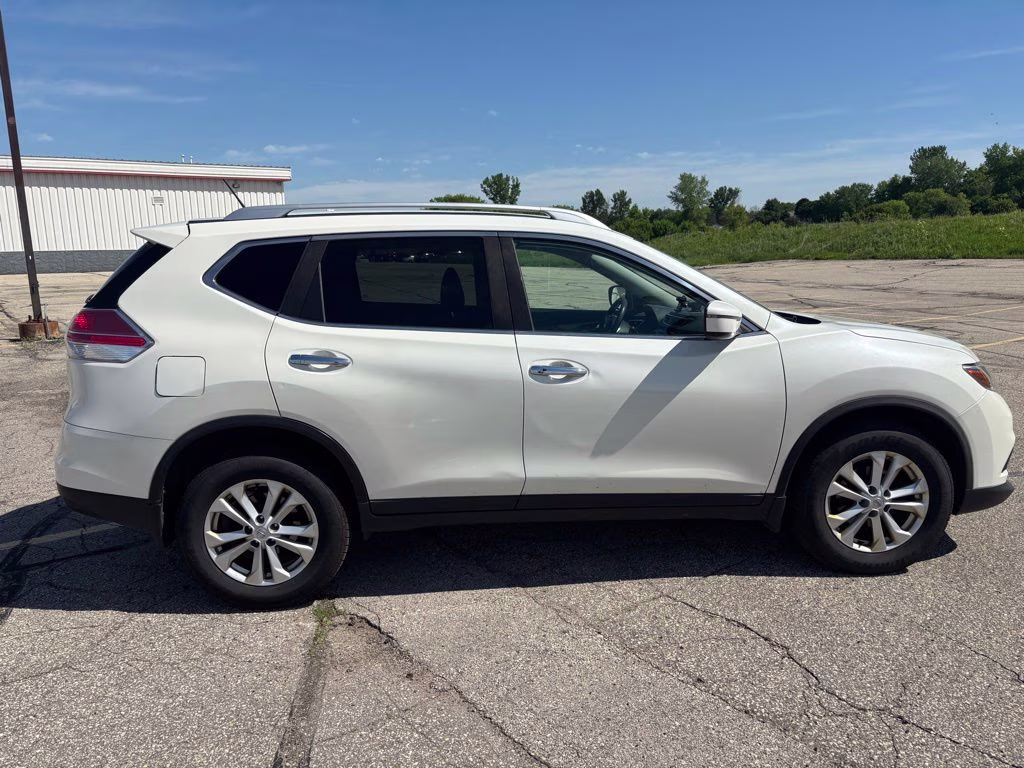2016 Pearl White Nissan Rogue SV AWD SUV