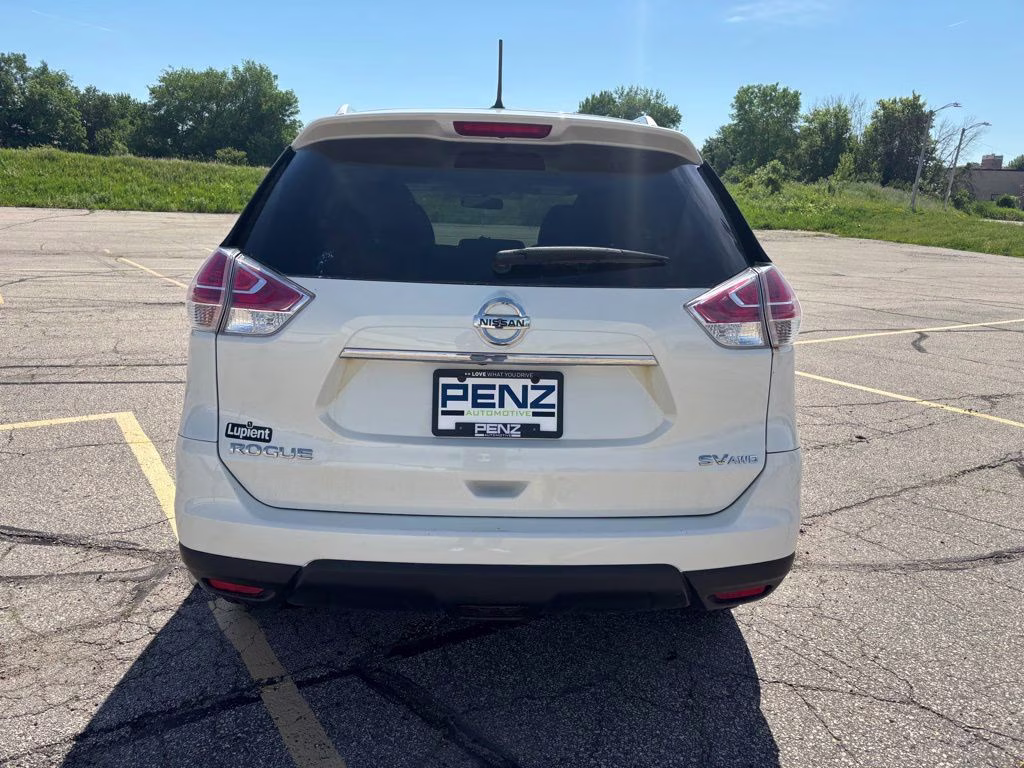 2016 Pearl White Nissan Rogue SV AWD SUV