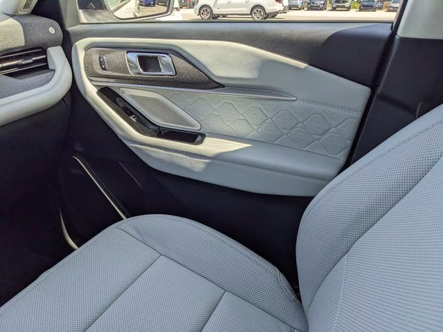 2025 White Metallic Ford Explorer Platinum RWD SUV