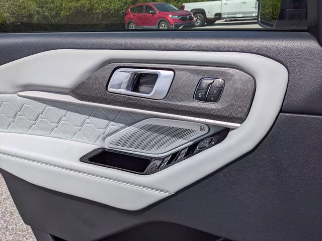 2025 White Metallic Ford Explorer Platinum RWD SUV