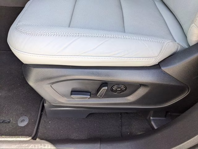 2025 White Metallic Ford Explorer Platinum RWD SUV