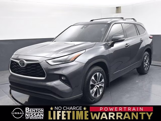 2022 Magnetic Gray Metallic Toyota Highlander XLE AWD SUV