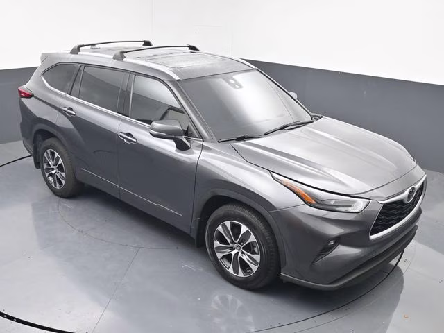 2022 Magnetic Gray Metallic Toyota Highlander XLE AWD SUV