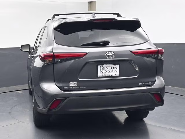 2022 Magnetic Gray Metallic Toyota Highlander XLE AWD SUV