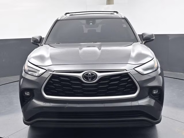2022 Magnetic Gray Metallic Toyota Highlander XLE AWD SUV