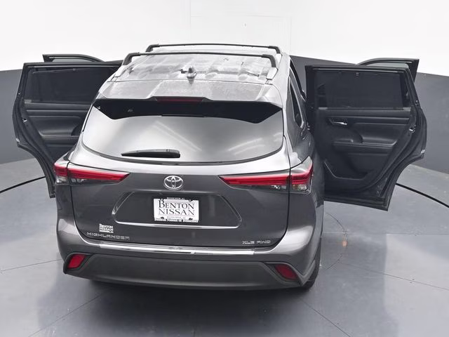2022 Magnetic Gray Metallic Toyota Highlander XLE AWD SUV