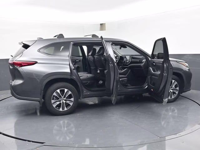 2022 Magnetic Gray Metallic Toyota Highlander XLE AWD SUV