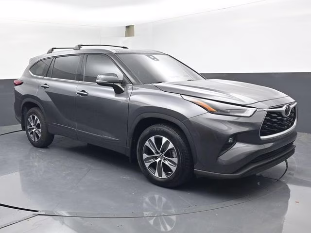 2022 Magnetic Gray Metallic Toyota Highlander XLE AWD SUV