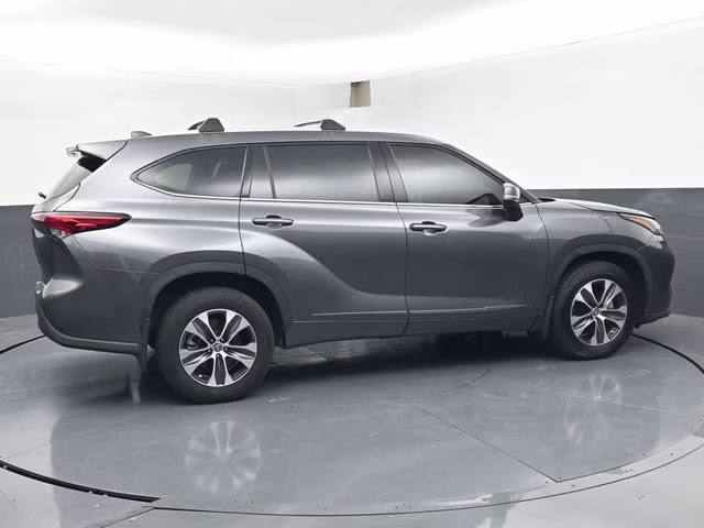 2022 Magnetic Gray Metallic Toyota Highlander XLE AWD SUV
