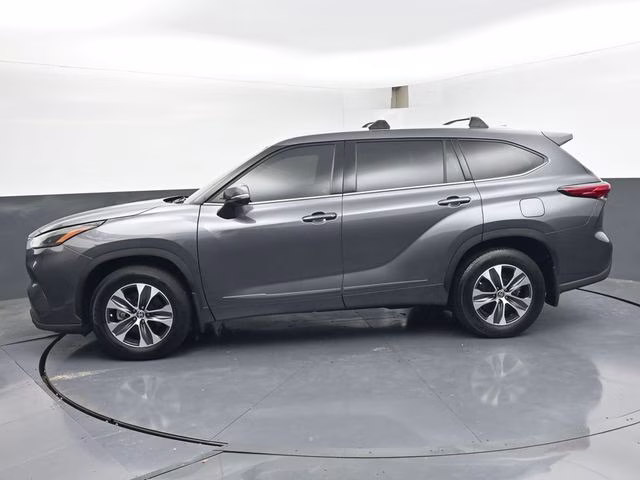 2022 Magnetic Gray Metallic Toyota Highlander XLE AWD SUV