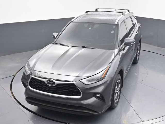 2022 Magnetic Gray Metallic Toyota Highlander XLE AWD SUV