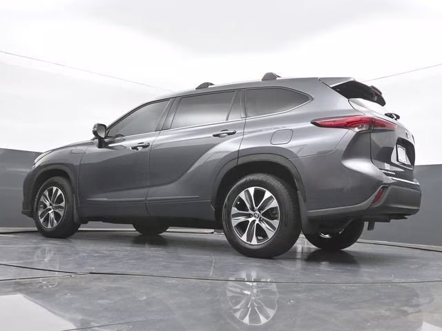 2022 Magnetic Gray Metallic Toyota Highlander XLE AWD SUV