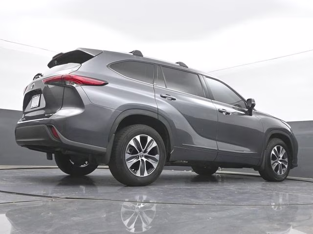 2022 Magnetic Gray Metallic Toyota Highlander XLE AWD SUV