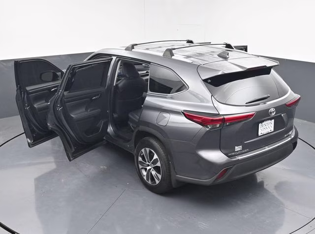 2022 Magnetic Gray Metallic Toyota Highlander XLE AWD SUV