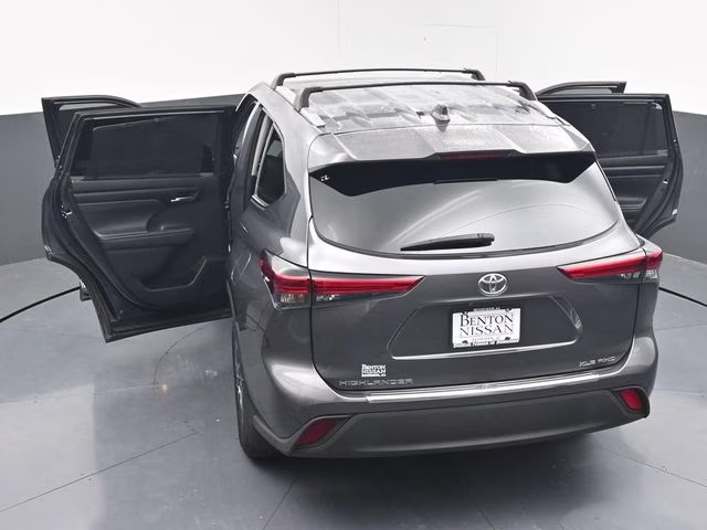 2022 Magnetic Gray Metallic Toyota Highlander XLE AWD SUV