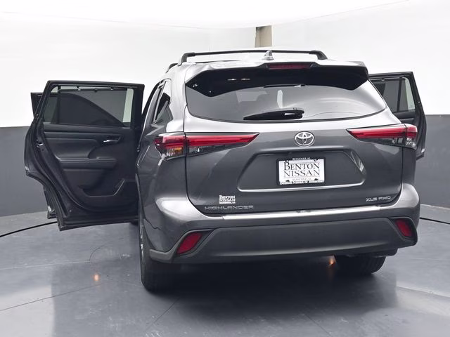 2022 Magnetic Gray Metallic Toyota Highlander XLE AWD SUV