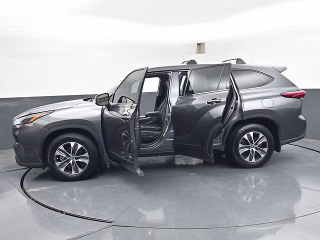 2022 Magnetic Gray Metallic Toyota Highlander XLE AWD SUV