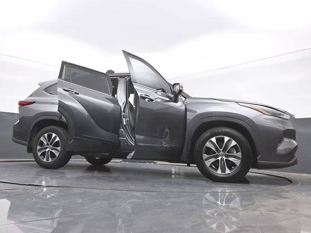 2022 Magnetic Gray Metallic Toyota Highlander XLE AWD SUV