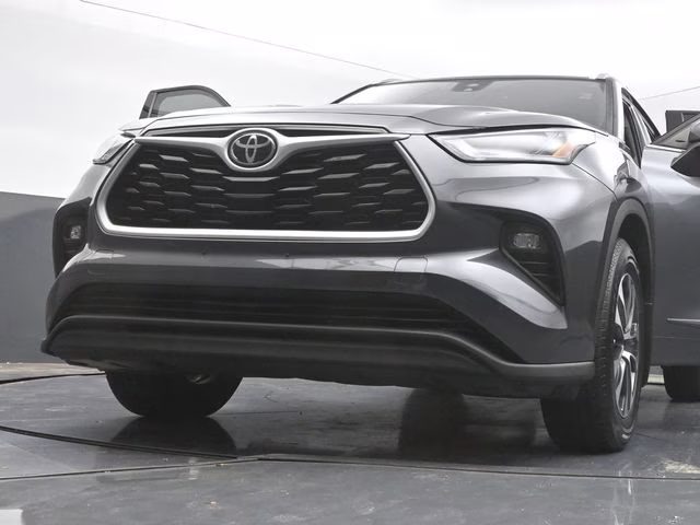 2022 Magnetic Gray Metallic Toyota Highlander XLE AWD SUV