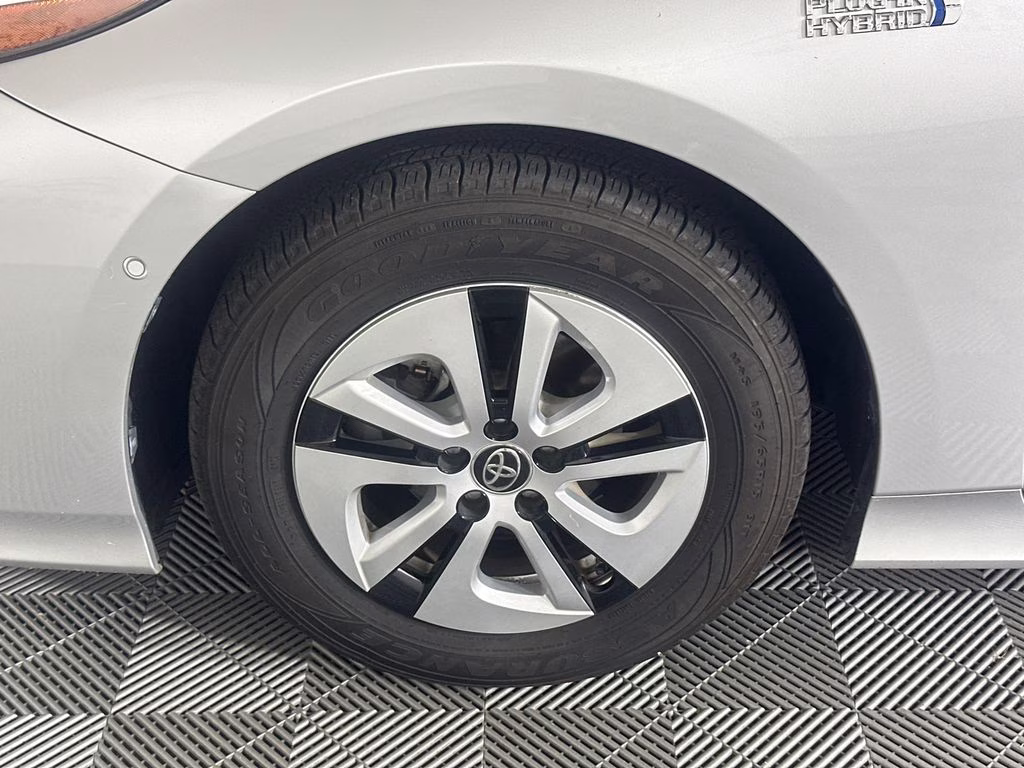 2017 Classic Silver Metallic Toyota Prius Prime Advanced FWD Hatchback