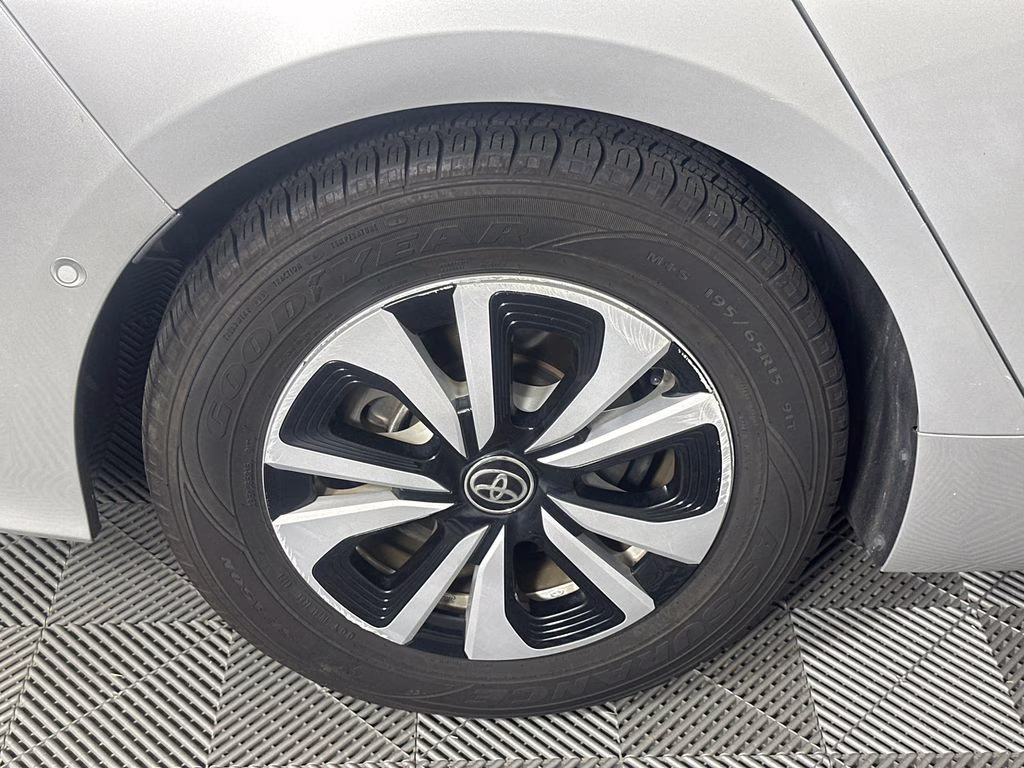 2017 Classic Silver Metallic Toyota Prius Prime Advanced FWD Hatchback