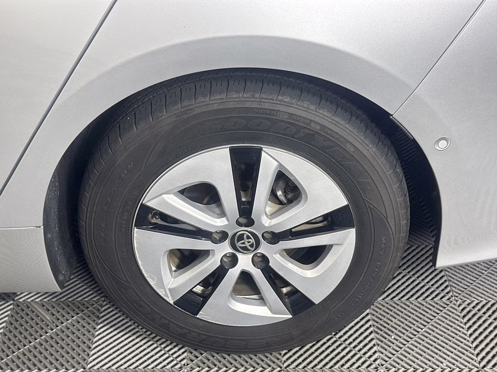 2017 Classic Silver Metallic Toyota Prius Prime Advanced FWD Hatchback