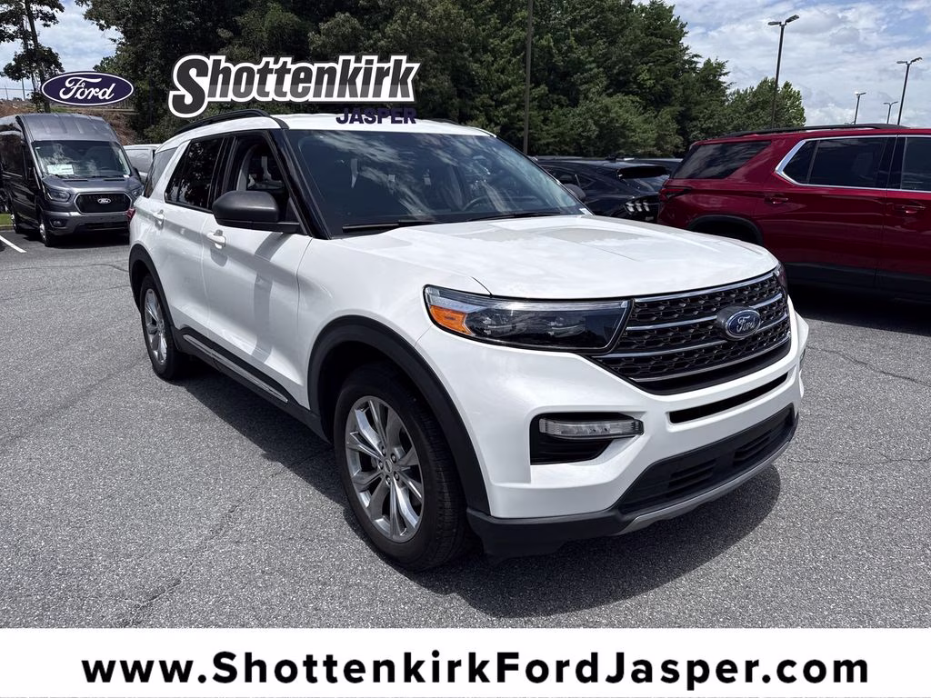 2023 Star White Metallic Tri-Coat Ford Explorer XLT RWD SUV