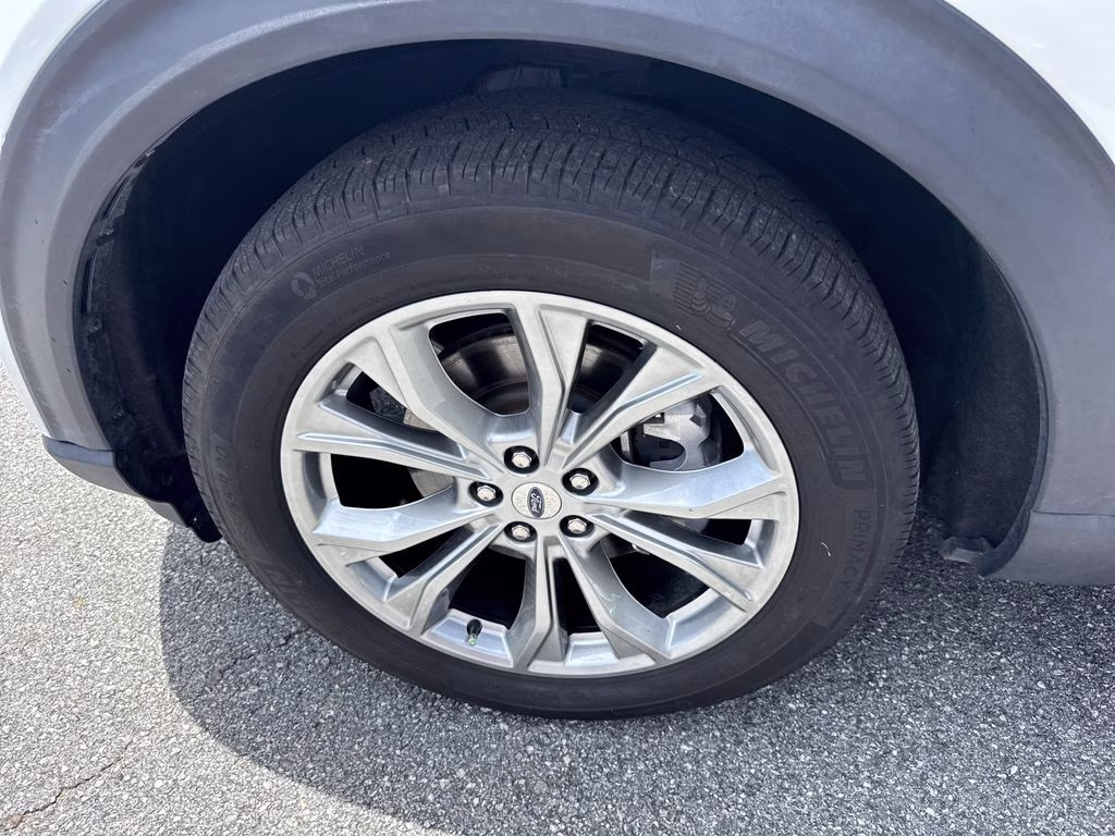 2023 Star White Metallic Tri-Coat Ford Explorer XLT RWD SUV