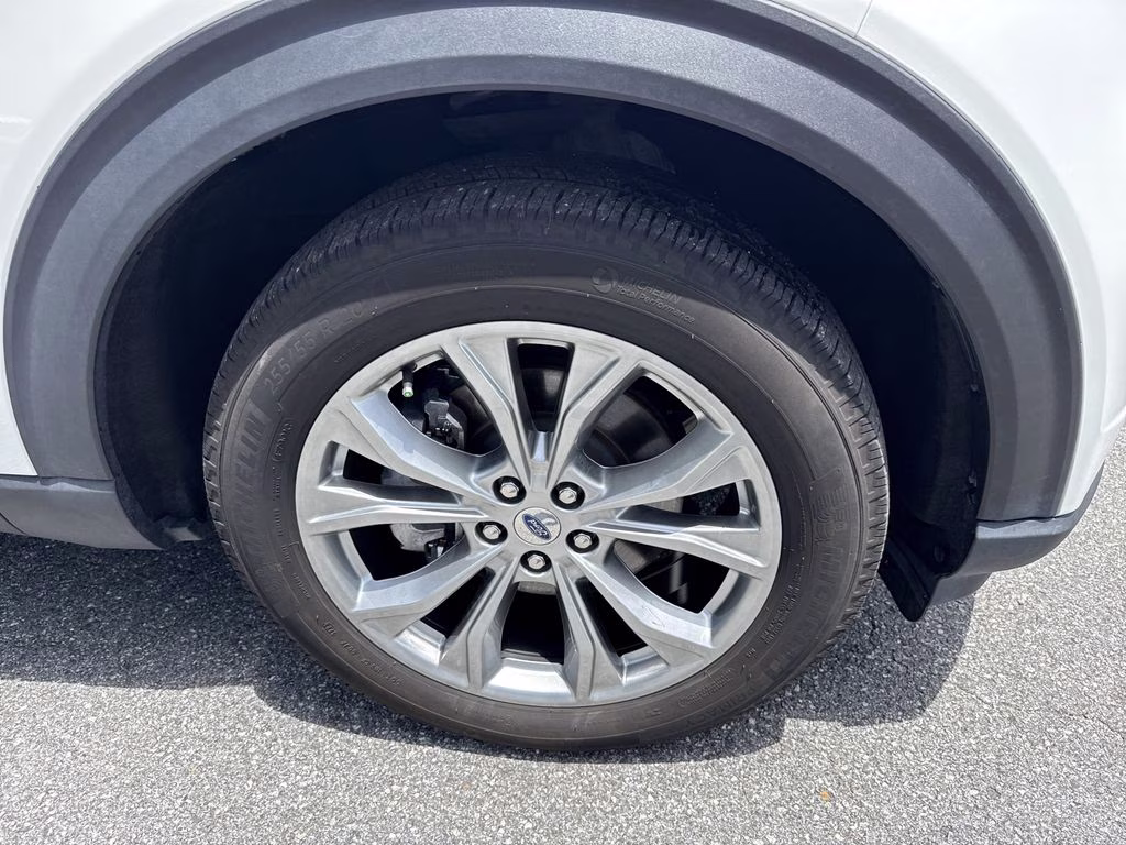 2023 Star White Metallic Tri-Coat Ford Explorer XLT RWD SUV