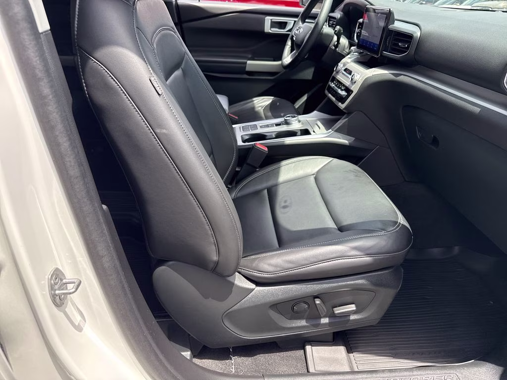 2023 Star White Metallic Tri-Coat Ford Explorer XLT RWD SUV