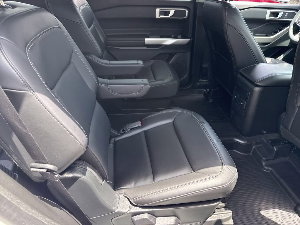 2023 Star White Metallic Tri-Coat Ford Explorer XLT RWD SUV